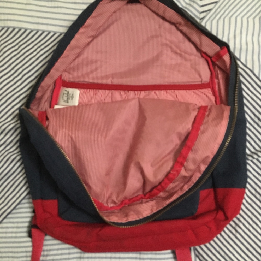 Hershel classic backpack - damaged zipper and ripped seam